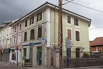 Un petit immeuble d'habitation dans le centre-ville.