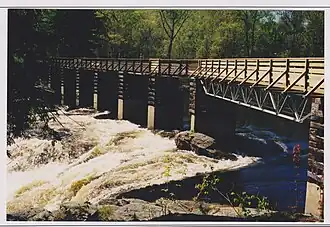 Parc de la rivière Batiscan, passerelle, débit printanier.