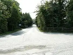 La route menant à la carrière.