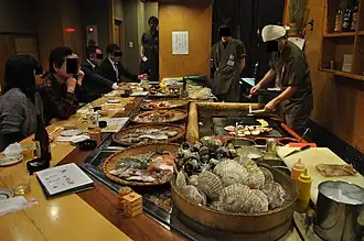 Table-irori de maître robatayaki&nbsp;(en) japonais