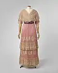 Robe en satin de soie voilé de tulle brodé (entre 1910 et 1912), Palais Galliera, musée de la Mode de la ville de Paris.