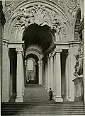 Vue du bas de l'escalier.