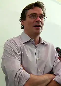 Photo recadrée de Robert Sean Leonard.