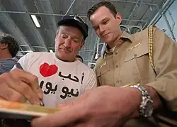 Robin Williams signant un autographe à un marin de l'USS&nbsp;Enterprise en 2003.