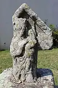 Fragment d'une statue de Vierge à l'Enfant placée près de l'église.