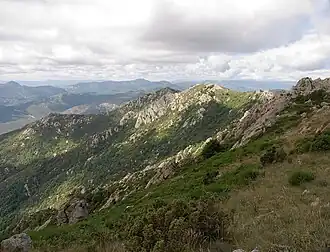 Vue du sommet du roc de France depuis les bornes géodésiques no 303076001 à l'est.