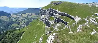 Roc de Margériaz (1&nbsp;784&nbsp;m) dominant Les Déserts et Plainpalais.