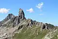 De gauche à droite le roc de la Charbonnière, la Pierra Menta et le col du Bresson, vus du nord-est, depuis la pente d'accès au refuge de Presset au nord-est.