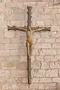 Crucifix en bois polychrome du 16e&nbsp;siècle.