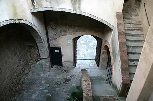 Cour intérieure.