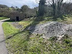 Roche de Saint-Georges et lavoir.