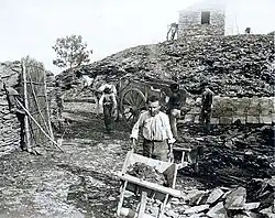 Carrière d'ardoises à Rochefort-en-Terre vers 1895 (Musée de Bretagne, Rennes).