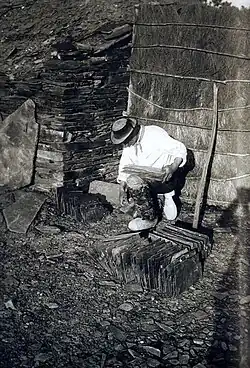 Tailleur d'ardoises à Rochefort-en-Terre vers 1895 (Musée de Bretagne, Rennes).