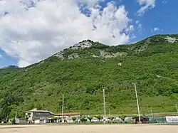 Rocher de Saint-Loup depuis l'ensemble sportif Aimé Pariat de Vif.