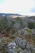 Les roches de Murat, surplombant le bourg et la retenue.
