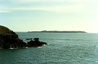 Vue de Skomer depuis Wooltack Point sur l'île de Grande-Bretagne.