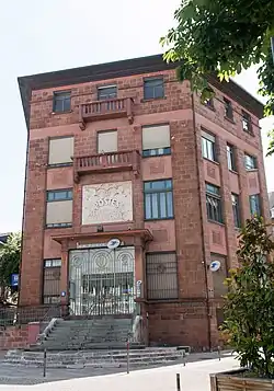Les Postes-Télégraphes-Téléphones glorifiés sur la façade du bâtiment à Rodez.