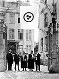 La « bannière de la paix » de N. Roerich portant le signe du cintāmaṇi à Bruges. 1932