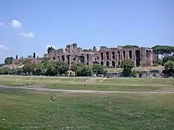 Le cirque avec les ruines de la Domus Augustana en arrière-plan.