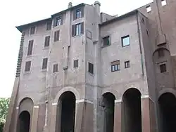 Palazzo Savelli après restauration de 1930 au-dessus des arcades du théâtre.