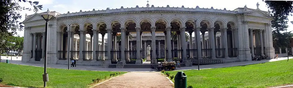 Portique d'entrée.