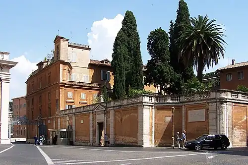 La Cancello Petriano vue depuis la Piazza dei Protomartiri Romani, gardée par la Gendarmerie vaticane.