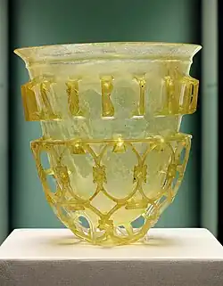 Gobelet romain en verre diatrète. Cologne, seconde moitié du IVe siècle apr. J.-C..