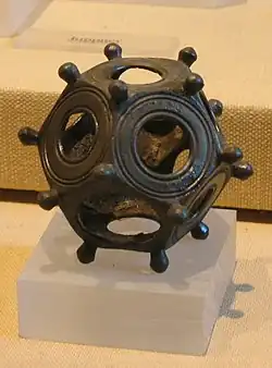 Dodécaèdre trouvé en Allemagne, en exposition au fort romain de la Saalburg, près de Bad Homburg (Hesse).