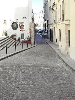 Le pavage de la ruede la Colombemarque l'emplacement de l'enceinte gallo-romaine.