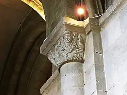 Chapiteau roman.
