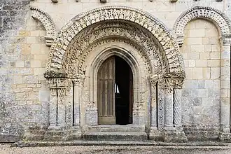 Le portail roman de l'église.