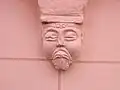Un corbeau roman (même édifice).