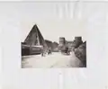 La via Ostiensis à Rome, avec la pyramide de Cestius et la Porta San Paolo, vers 1860.