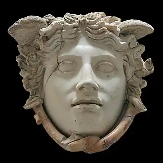 Tête de femme en marbre blanc ceinturée de serpents