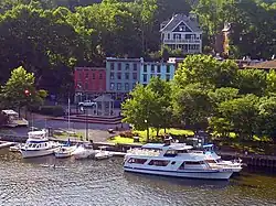 Kingston (New York), au bord de l'Hudson.