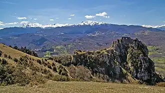 A l'arrière-plan le massif de Tabe.