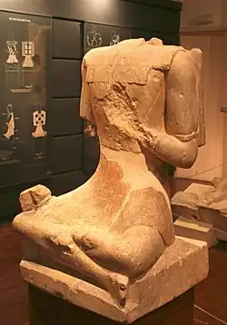 statue de guerrier assis