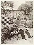 Rosa Bonheur (vers 1880-90) dans son jardin de By.