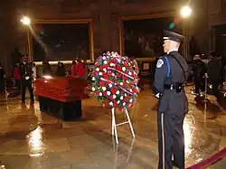 Photographie du cercueil de Rosa Parks exposé dans la rotonde du Capitole des États-Unis le 30 octobre 2005.