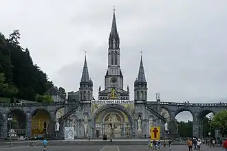 La basilique Notre-Dame-du-Rosaire se situe au niveau de l'esplanade, tandis qu'au-dessus se trouve la basilique de l'Immaculée-Conception.