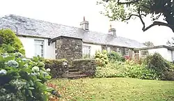 La maison natale de Cronin est large, sur un seul niveau avec quatre marches d'accès sur une pelouse