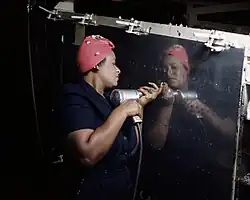 Riveteuse à l'œuvre sur le fuselage d'un Vultee A-31 Vengeance ; Rosie la riveteuse a été prise comme modèle pour l'une des couvertures du Saturday Evening Post dessinée par Norman Rockwell ; usine de Nashville - Tennessee, en février 1943.