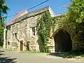 Porte cochère du prieuré.