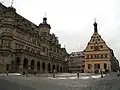 Place du marché. Hôtel de ville. Auberge des notables.