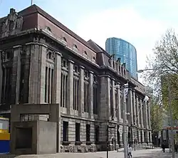 photo d'un bâtiment orné de colonnades