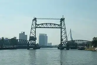 En arrière-plan, le Koninginnebrug et le pont Érasme.