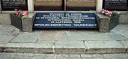 Tablica upamiętniająca ofiary wybuchu 15 lutego 1979 w swojej pierwotnej lokalizacji przy pierwszej rotundzie (2010)