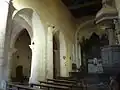 L'intérieur avec nef latérale.
