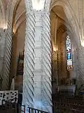 Colonnes câblées engagées dans un pilier.