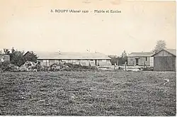 Vue du village en reconstruction avec ses maisons provisoires vers 1920.